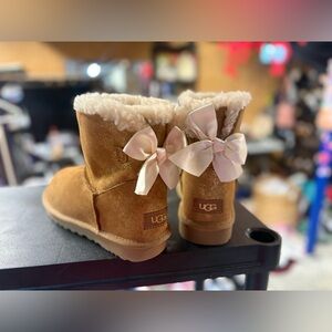 NWOT UGG WOMEN’S SIZE 8 Bailey button short